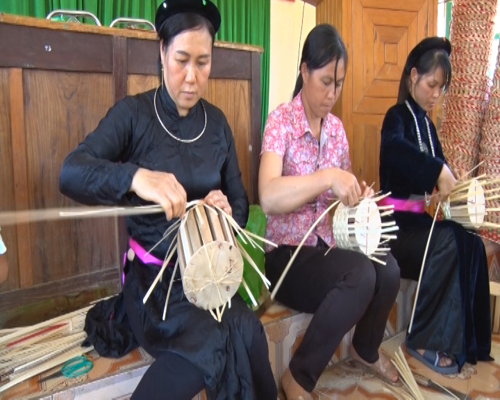 Thị trấn Việt Lâm bế giảng lớp dạy nghề mây tre đan